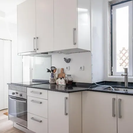 Estrela Patio One-bedroom W/ Patio - By Lu Holidays Lisbon